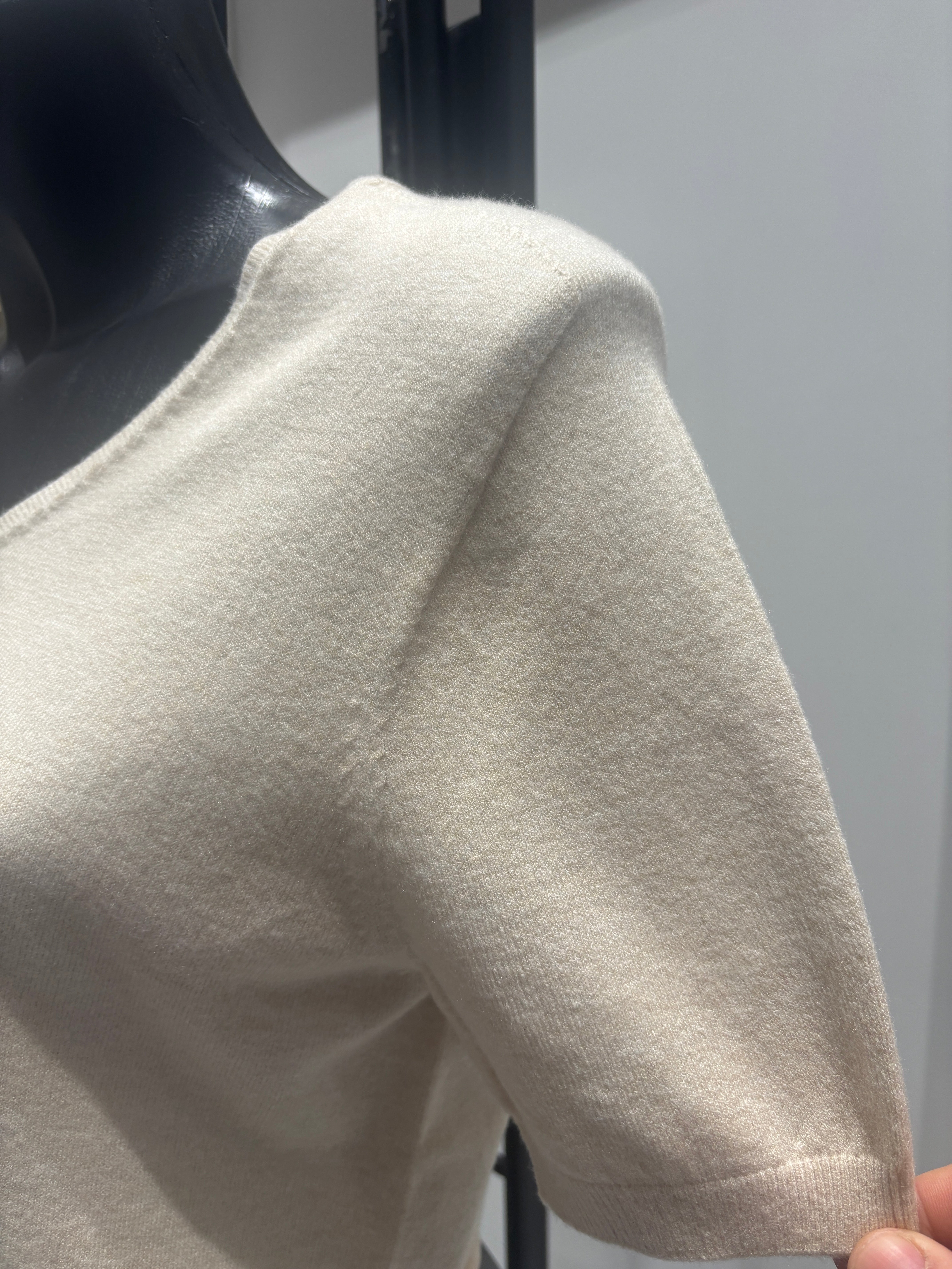 skin-friendly short V-neck sleeves sweater 8305