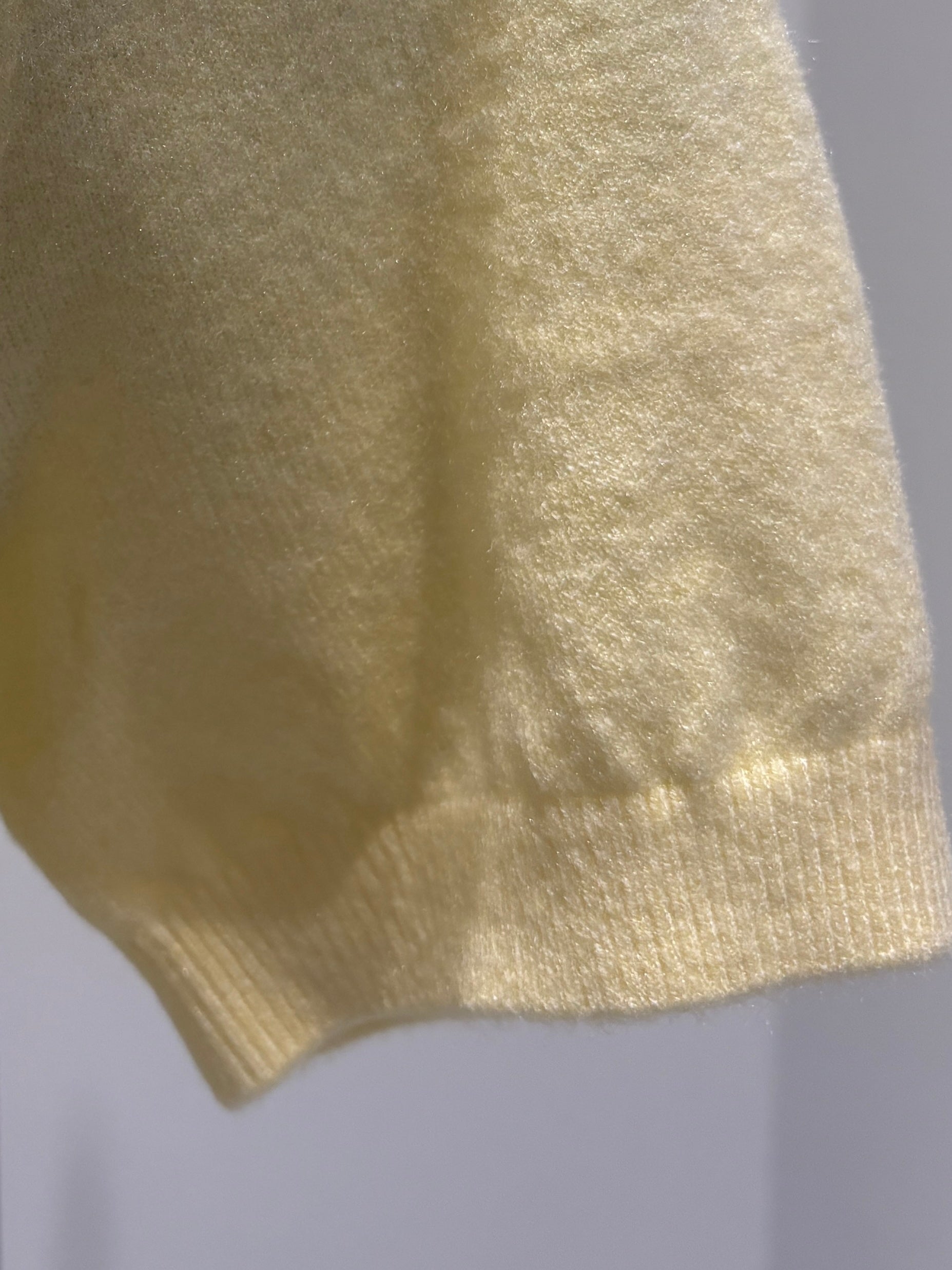 skin-friendly short V-neck sleeves sweater 8305