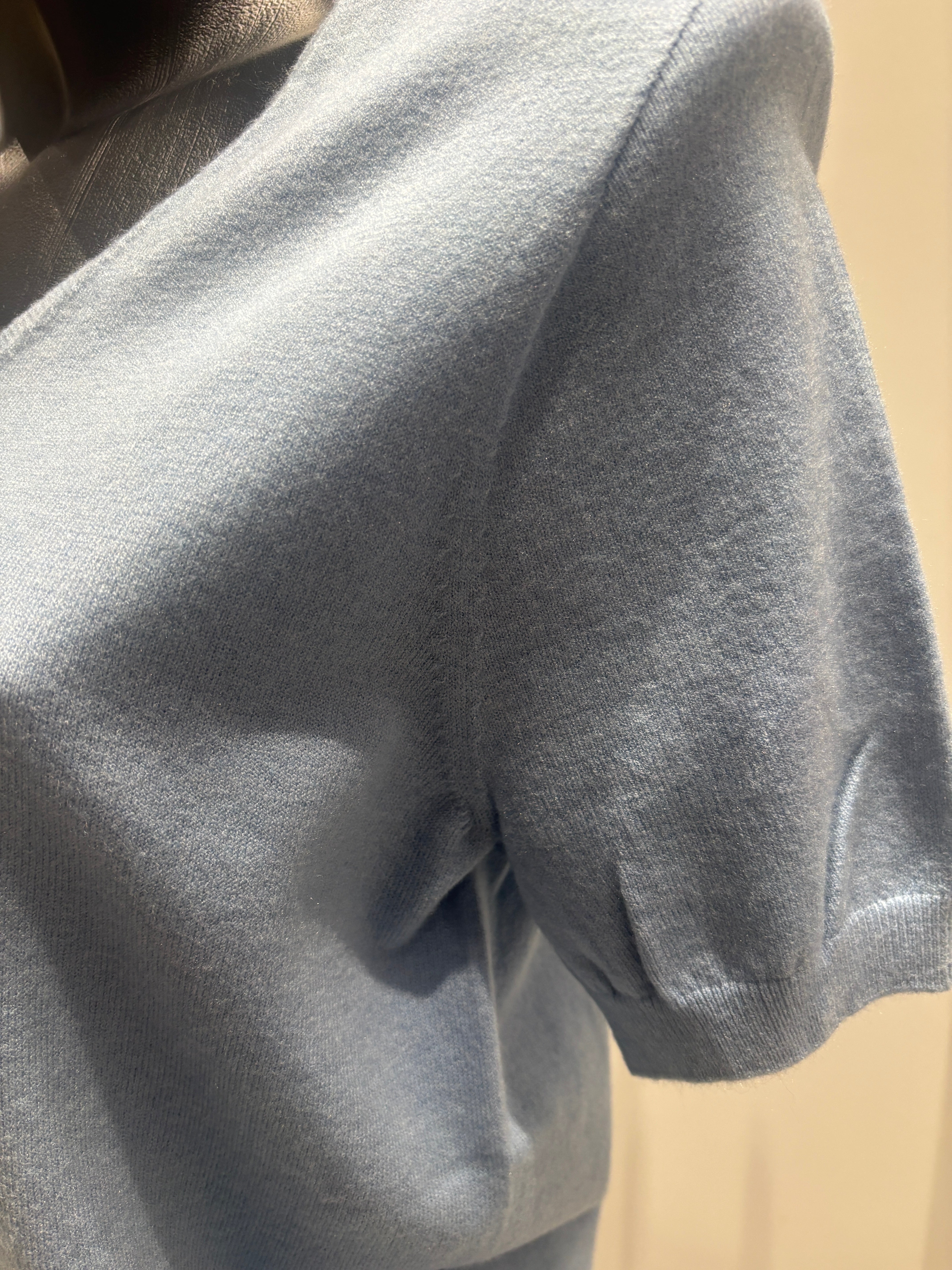 skin-friendly short V-neck sleeves sweater 8305