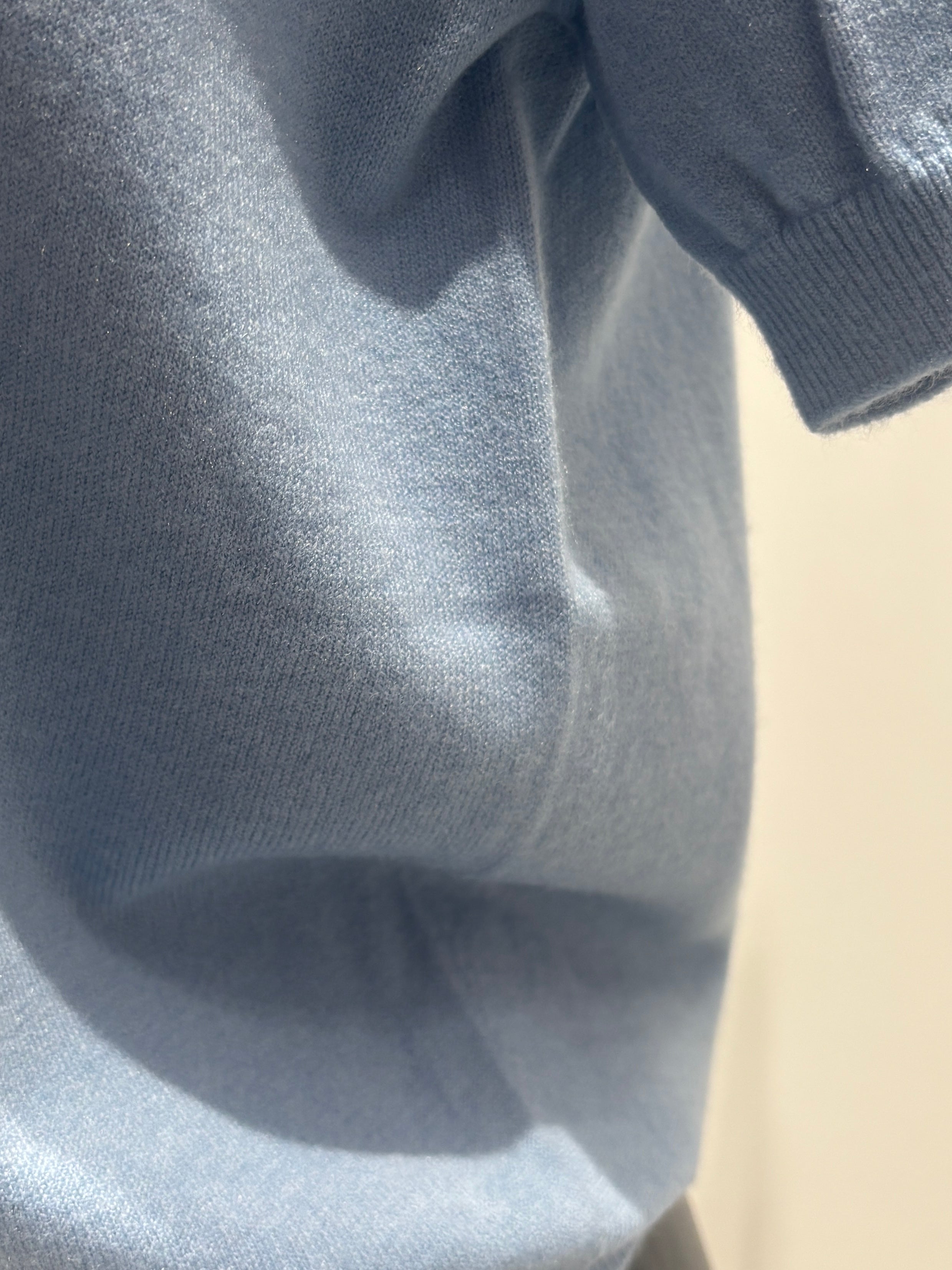 skin-friendly short V-neck sleeves sweater 8305