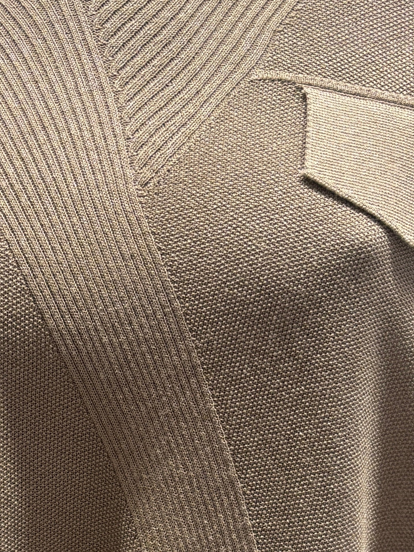 Short-sleeved, batwing sleeves, faux pockets, V-neck, casual. art.8501