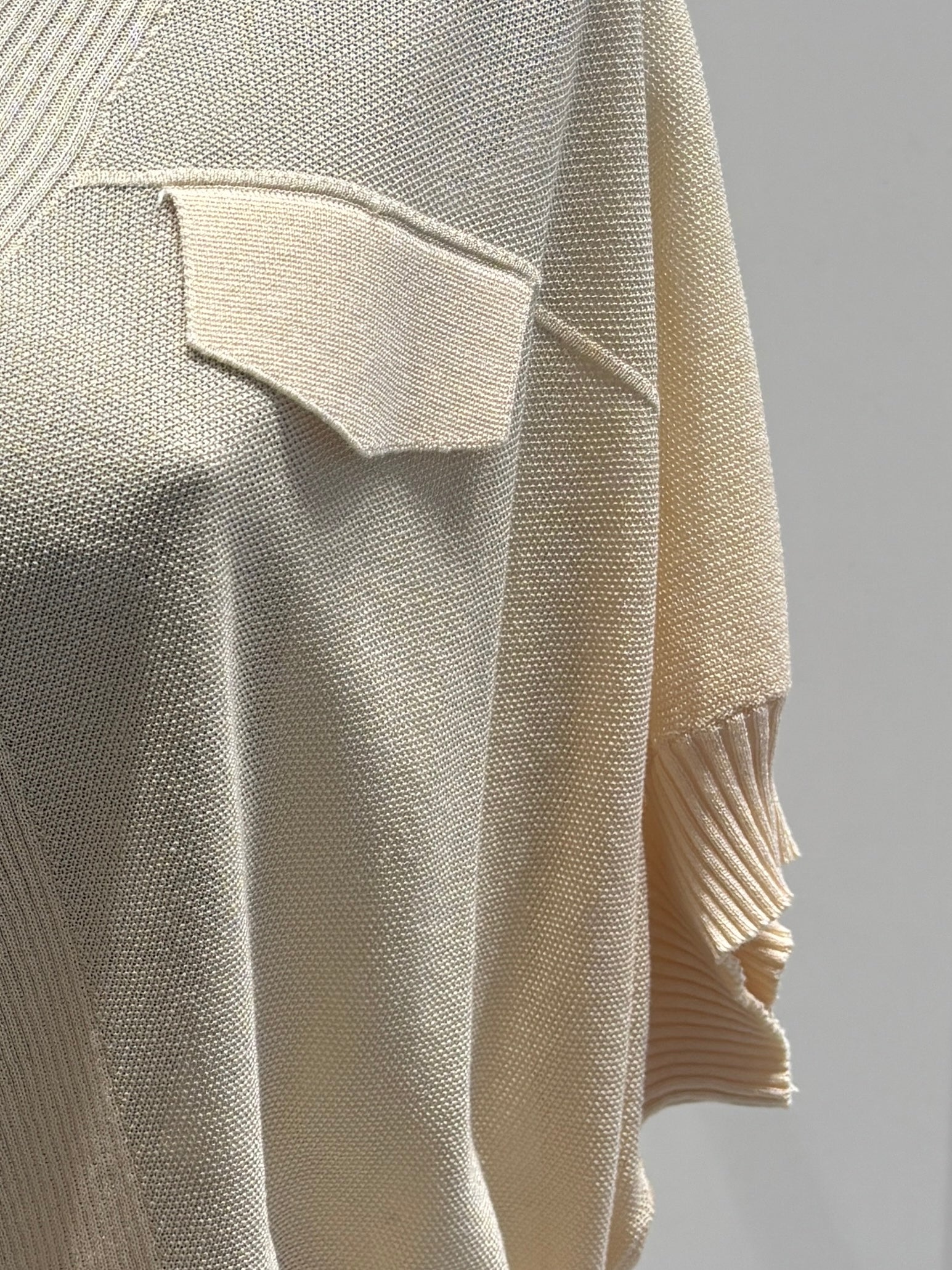 Short-sleeved, batwing sleeves, faux pockets, V-neck, casual. art.8501