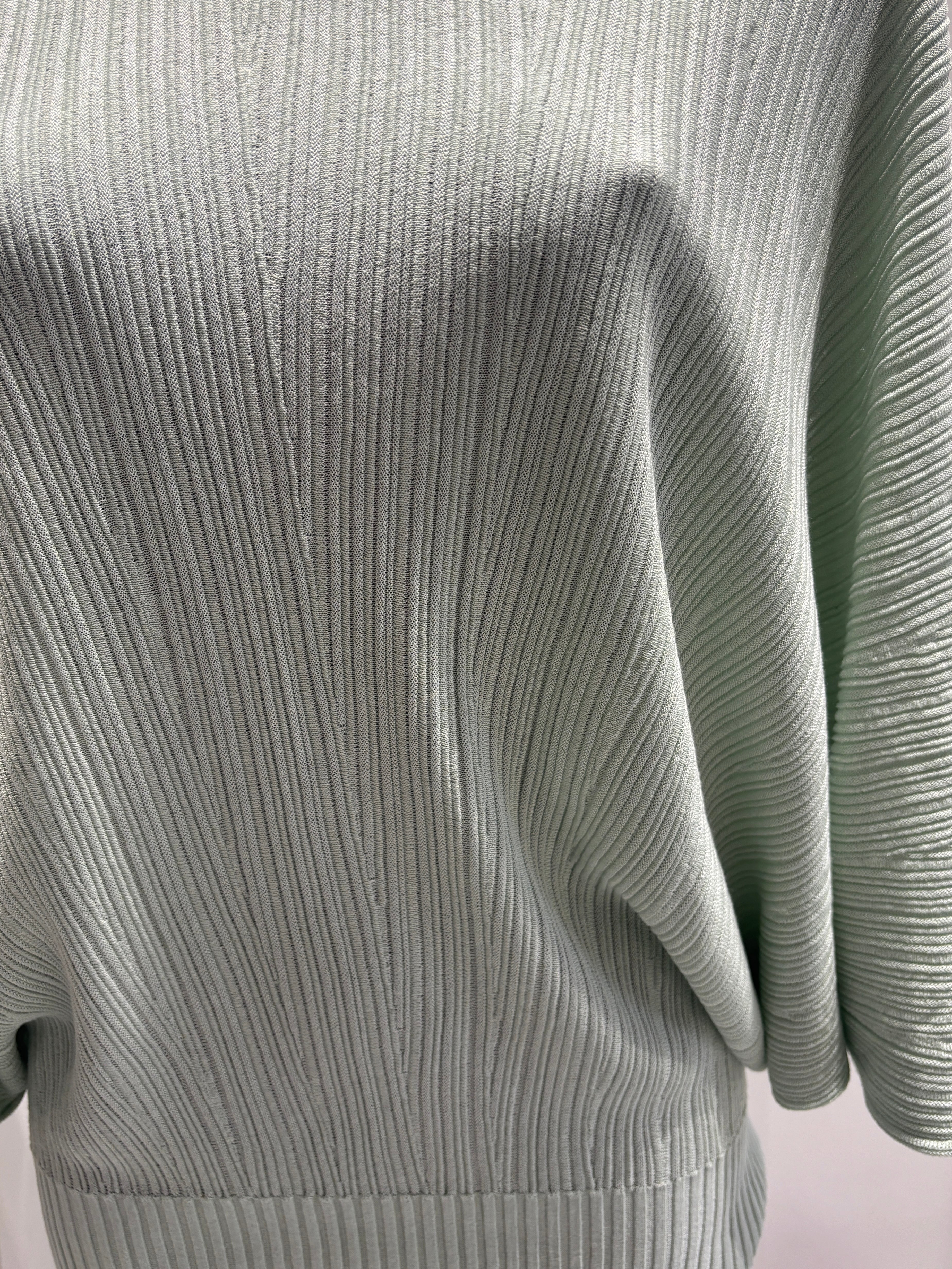 Short-sleeved, batwing sleeves, faux pockets, crew-neck, casual. art.8520