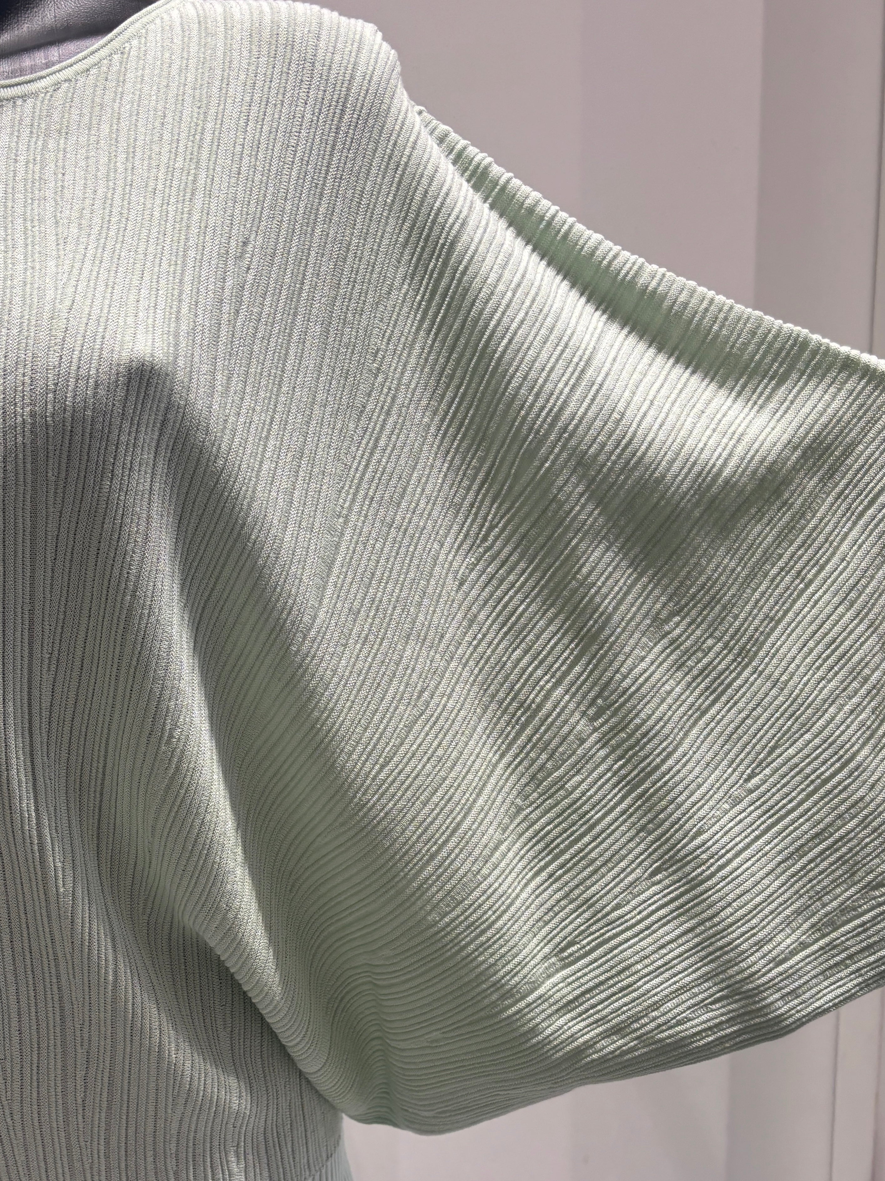 Short-sleeved, batwing sleeves, faux pockets, crew-neck, casual. art.8520