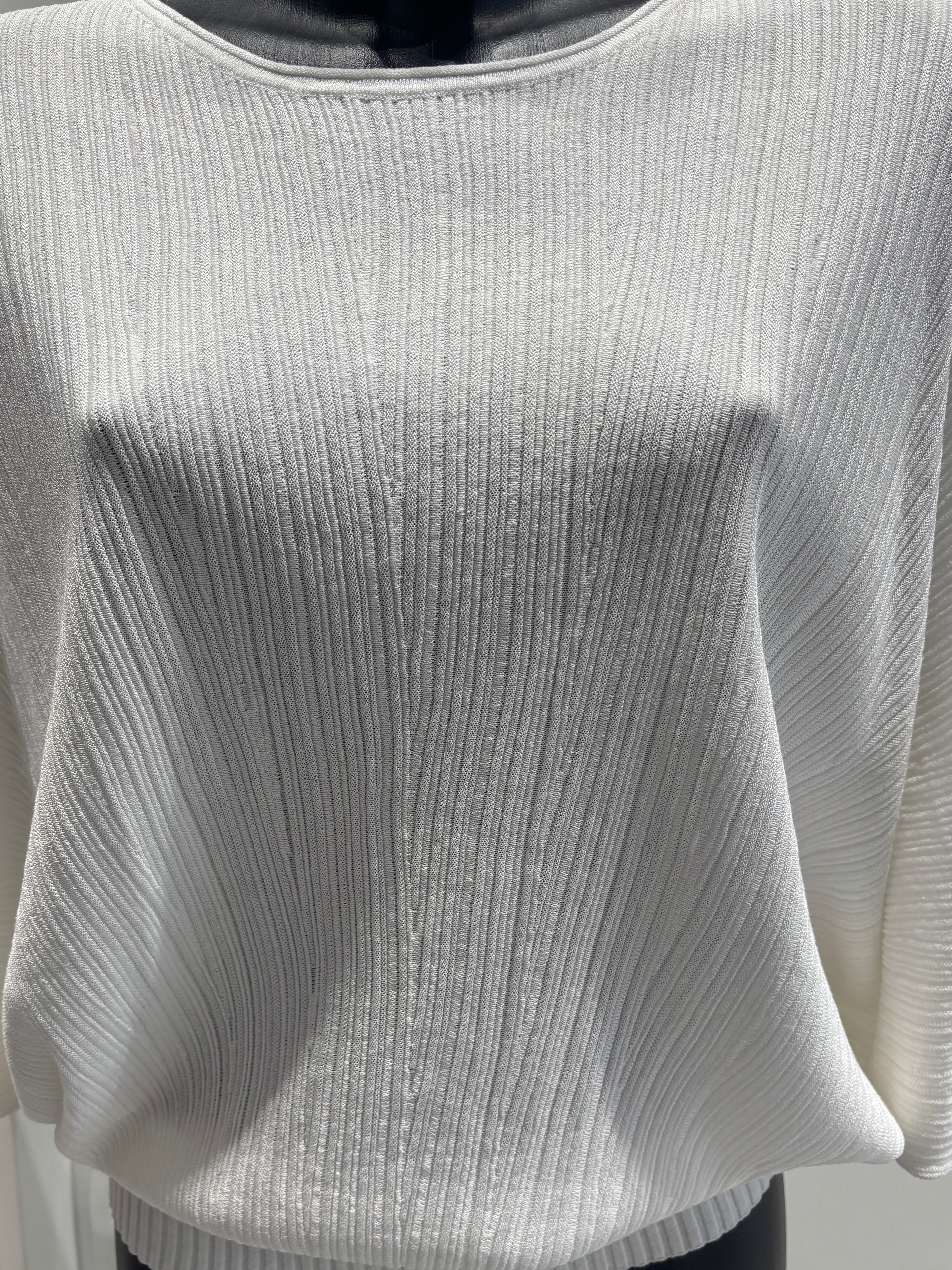 Short-sleeved, batwing sleeves, faux pockets, crew-neck, casual. art.8520