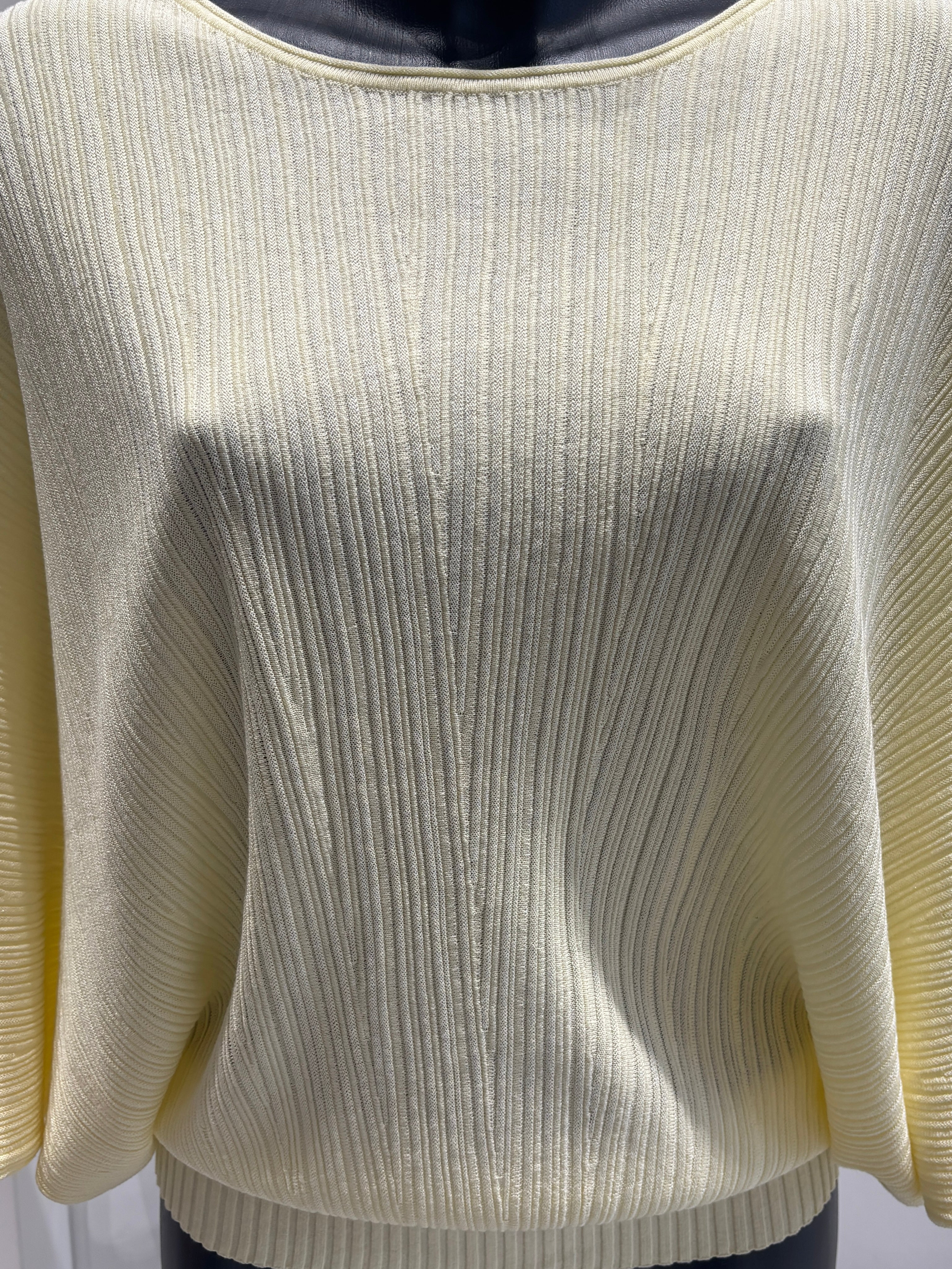 Short-sleeved, batwing sleeves, faux pockets, crew-neck, casual. art.8520