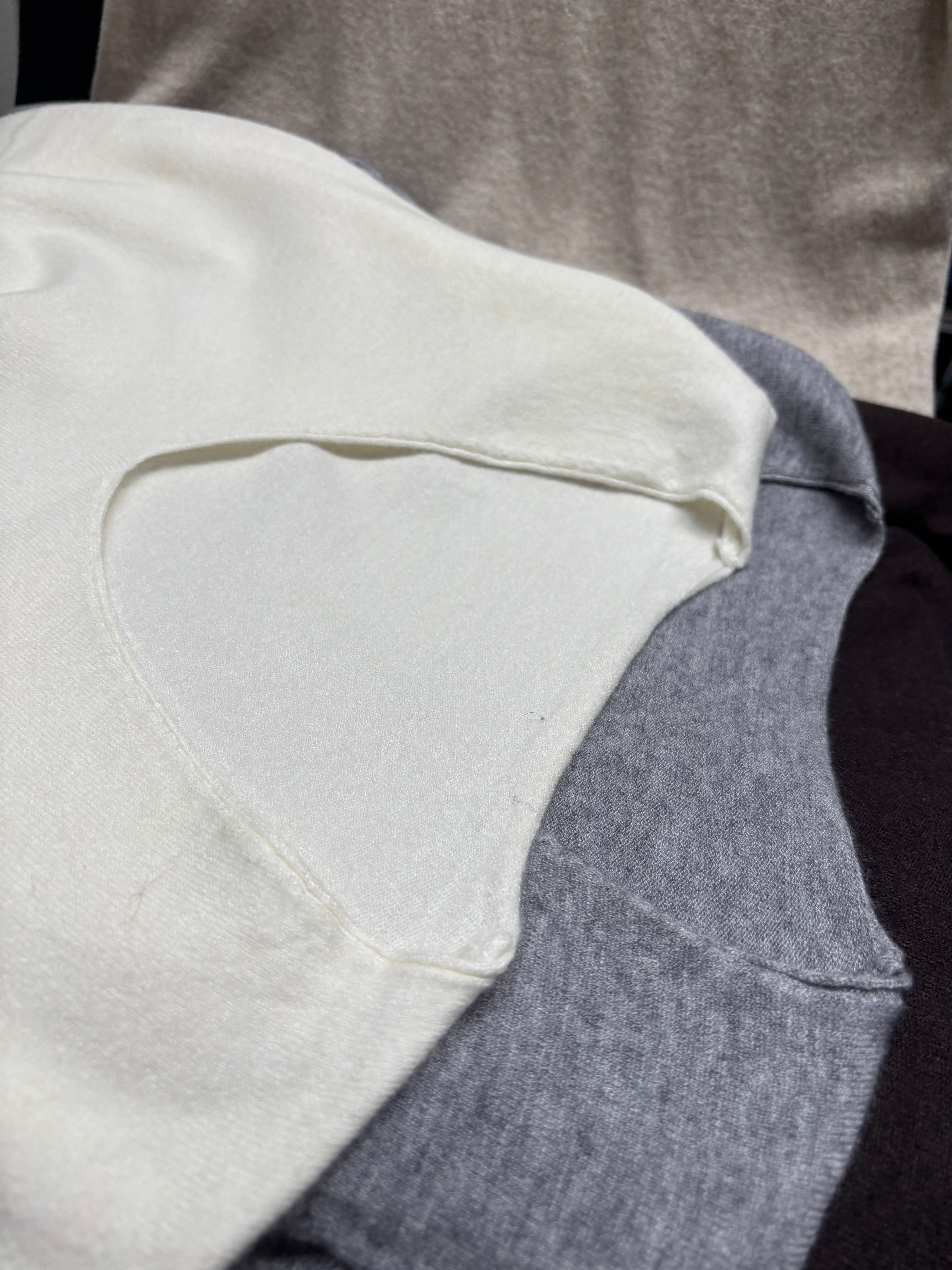 V-necked long sleeves baseer sweater artrc065