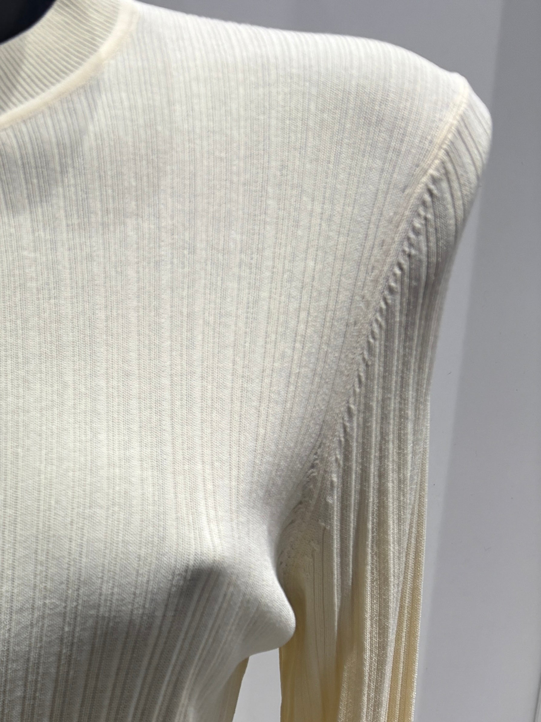 Viscose fiber knitted crewneck cardigan with high elasticity and stretch. 92092