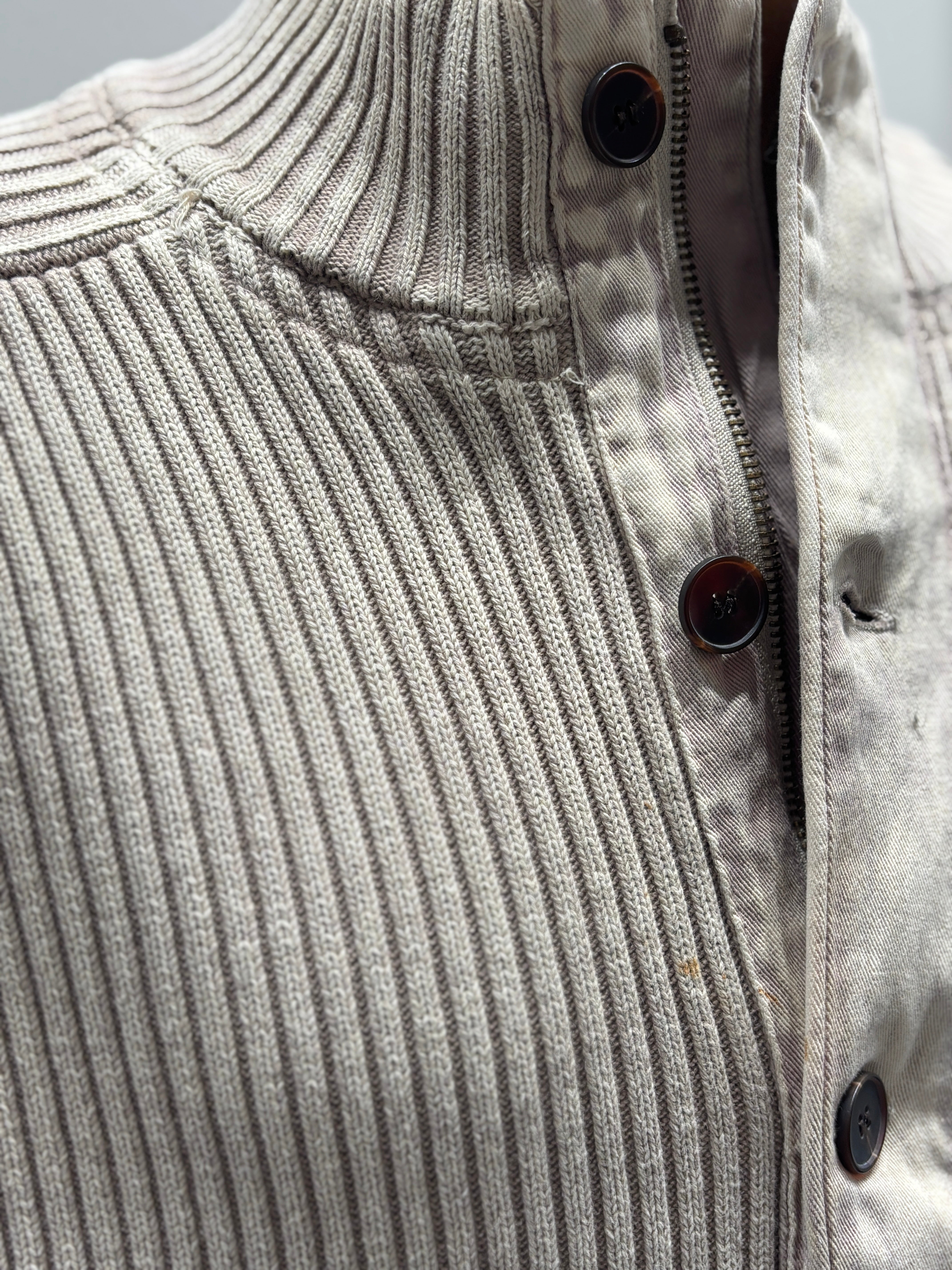 Stone wash Buttons and zippers sweater H002