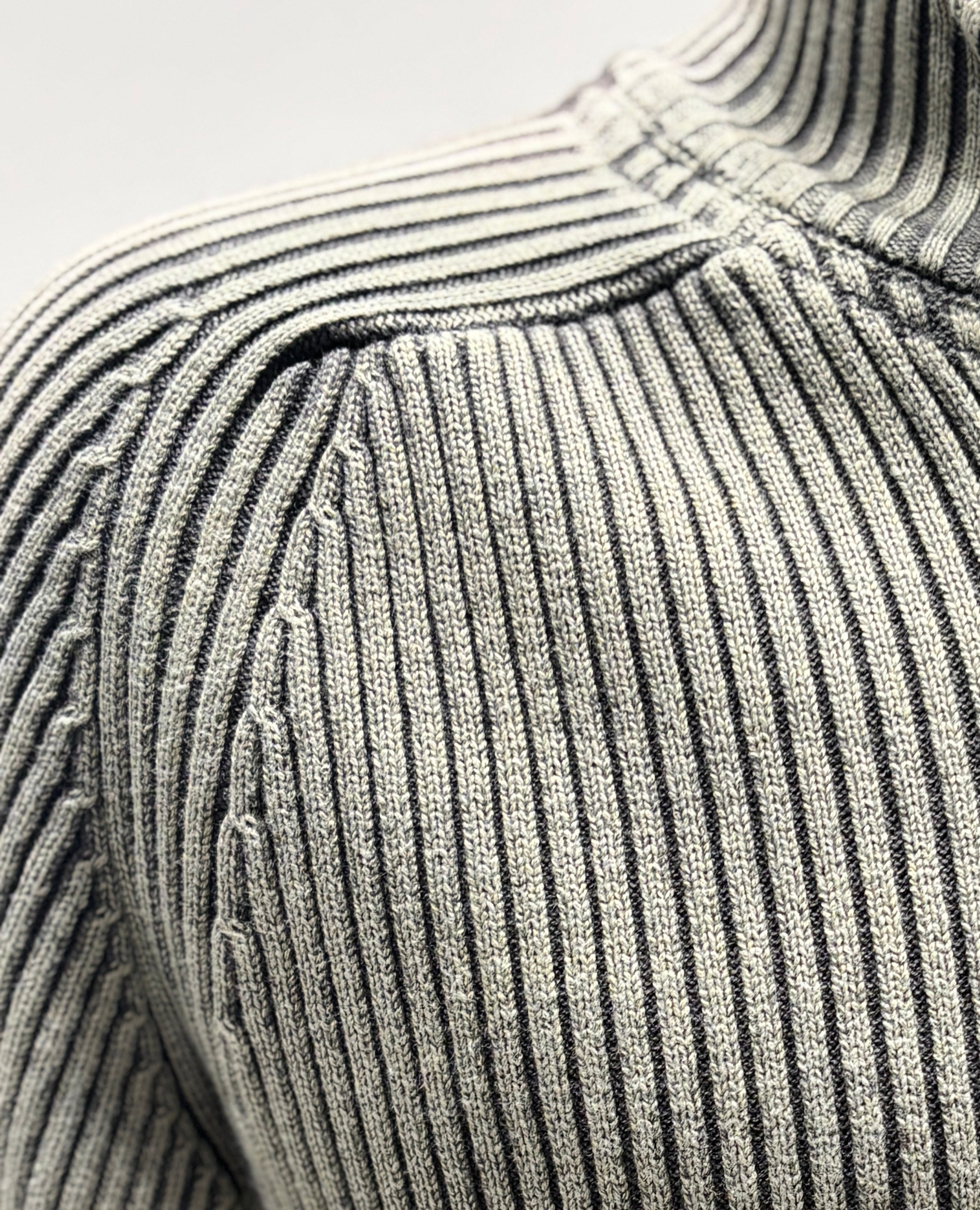 Stone wash Buttons and zippers sweater H002