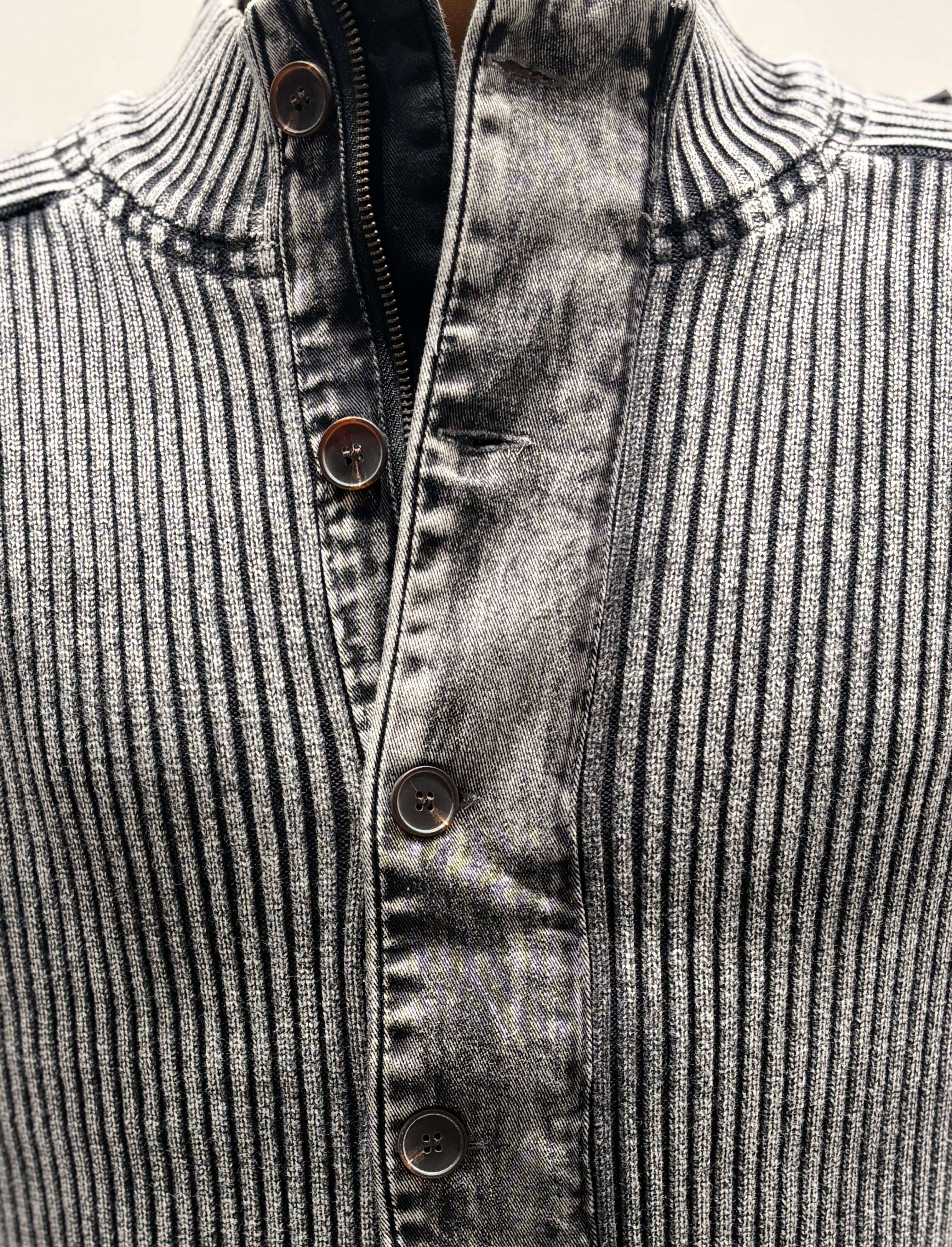 Stone wash Buttons and zippers sweater H002