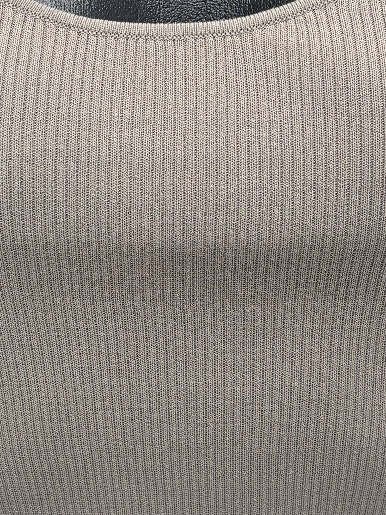 V-neck ribbed, high-elasticity women's vest - a summer essential. 92009B